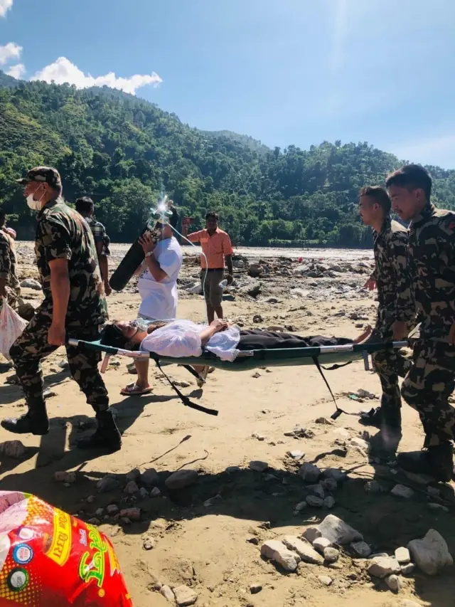 अधिकारीहरूले विपद् प्रभावित क्षेत्रबाट १४ हजार भन्दा बढीको उद्धार गरिएको जनाएका छन्