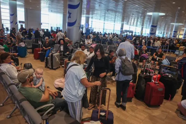 Pasajeros esperando por tomar sus vuelos en el aeropuerto Ben Gurion de Tel Aviv.