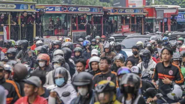 Kontingen SEA Games 2023 berada dalam mobil bandros dalam arak-arakan Kira87uara Kontingen SEA Games 2023 saat melintas di Jalan Jendral Sudirman, Jakarta