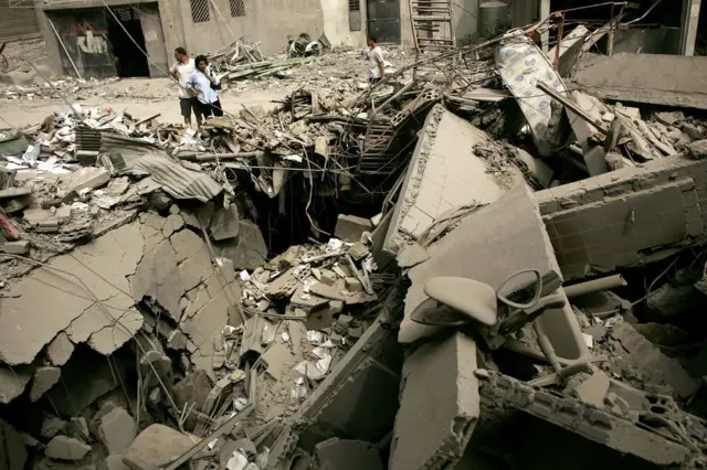 حملات هوایی و حمله زمینی اسرائیل به جنوب لبنان بیش از ۴۰۰۰ کشته برجای گذاشت و مناطق وسیعی را ویران کرد