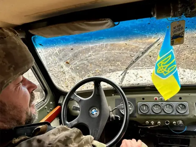 Soldat dans une jeep UAZ.