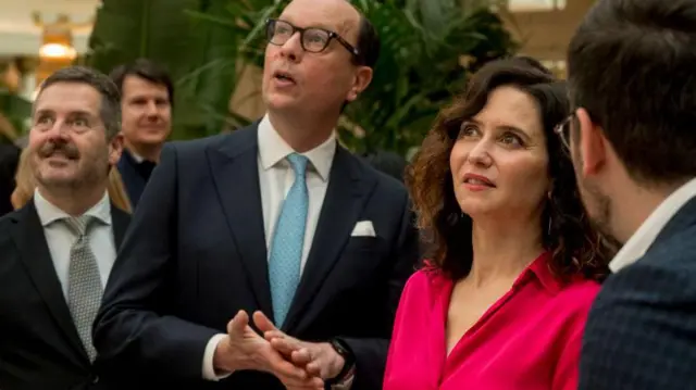 Isabel Díaz Ayuso en un acto público con una camisa rosa.