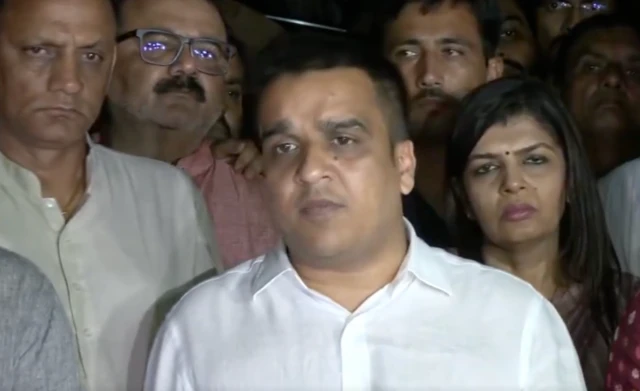 गुजरात के गृह मंत्री हर्ष सांघवी