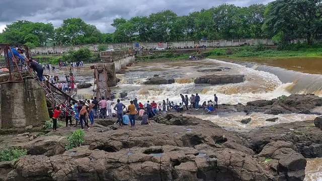 इंद्रायणी नदी पर टूटा पुल