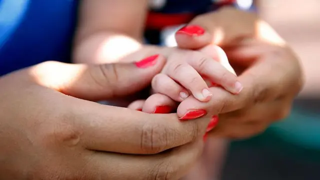 Mãos de mãe e bebê