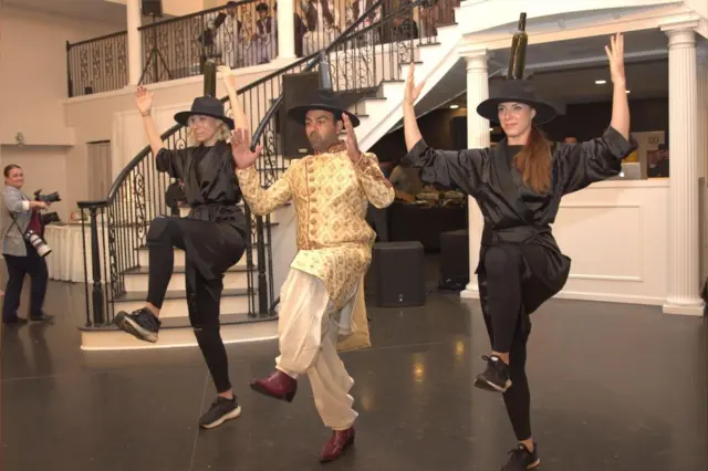 سامي ساپی د تیاتر له نړۍ سره معرفي کړ، چې وايي، موسیقي او هنر یې خورا ډېر اغېز پرې وکړ.