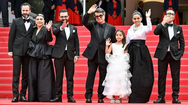 جعفر پناهی به همراه مریم افشاری،ابراهیم عزیزی، وحید مبصری و حدیث پاکباطن، تعدادی از بازیگران فیلم «یک تصادف ساده» روی فرش قرمز جشنواره فیلم کن امسال