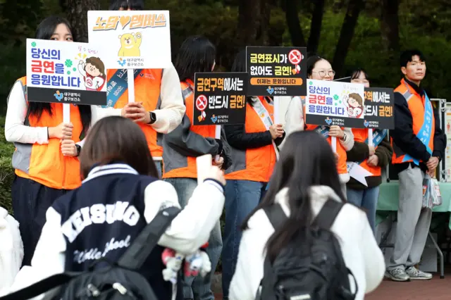 대구 중구 계성중학교에서 중구보건소와 중구청 관계자들이 등굣길 학생들을 대상으로 '청소년 금주·금연 캠페인'을 펼치고 있다. '당신의 금연을 응원합니다', '금연표시가 없어도 금연'이라는 피켓을 든 사람들 사이로 교복을 입은 여학생들이 지나가고 있다