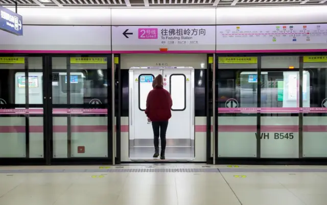 এলিভ্যাটেড ও আন্ডারগ্রাউন্ড দুইভাবেই এটি পরিচালিত হয় উহান মেট্রো