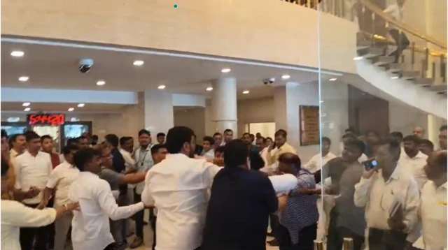 गुरुवारी (18 जुलै) विधिमंडळाचं अधिवेशन सुरू असतानाच बाहेर पायऱ्यांजवळ या दोन्ही आमदारांच्या कार्यकर्त्यांमध्ये हाणामारी झाली.