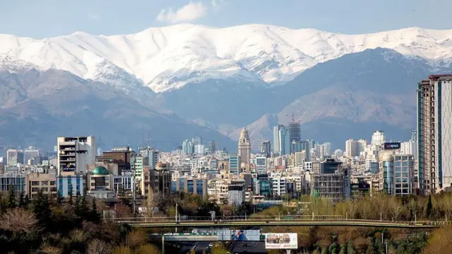 «نمایی از تهران از روی پل طبیعت در روز سیزده‌به‌در، ۲ آوریل ۲۰۲۶.