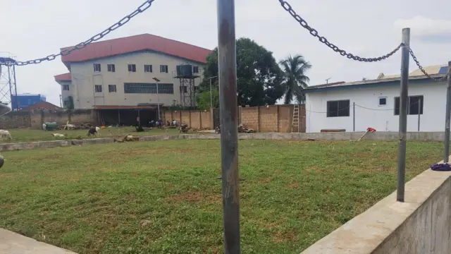 Fẹnsi ati ọ̀wọ̀n ti wọn ni Oluwoo Akanbi mọ di aaye ti wọn sin awọn ọba to ti ku tipe si, kawọn eeyan ma baa maa tẹ ibẹ mọlẹ tabi ṣe ẹgbin si i