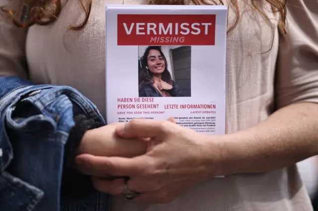Una persona con la ficha de búsqueda de María Fernanda Sánchez