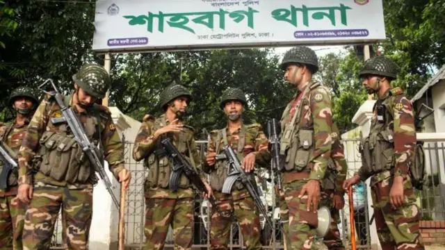शेख हसीना के पतन के बाद जगह-जगह सुरक्षा के लिए सेना मौजूद है.