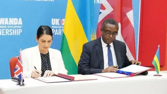Priti Patel na Vincent Biruta barimo gushyira umukono ku masezerano ku bimukira hagati y'Ubwongereza n'u Rwanda, i Kigali ku itariki ya 14 Mata (4) mu 2022. 