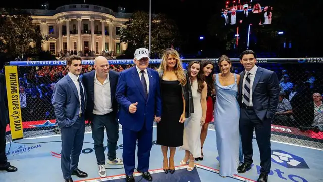 Prezydent USA Donald Trump, pierwsza dama Melania Trump, szef organizacji Ultimate Fighting Championship (UFC) Dana White oraz zaproszeni goście oglądali walki podczas gali UFC Freedom250, która odbyła się na South Lawn przy Białym Domu w Waszyngtonie w nocy z niedzieli na poniedziałek.