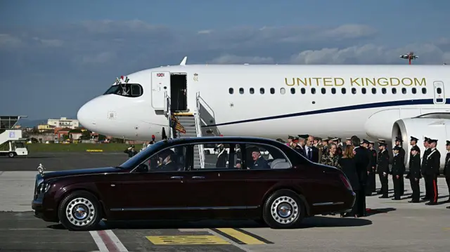 Карл III в машине