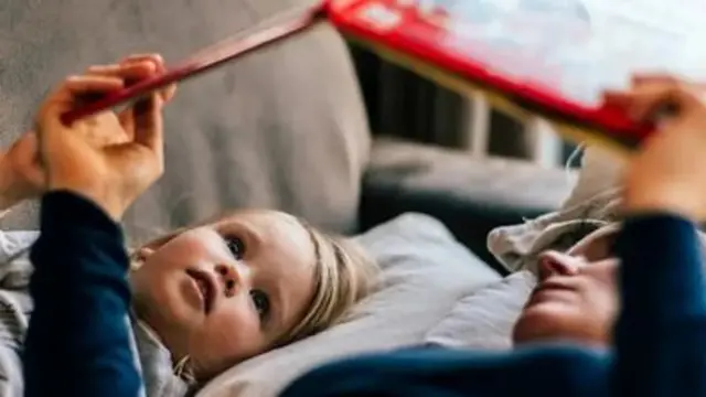 Žena čita detetu knjigu