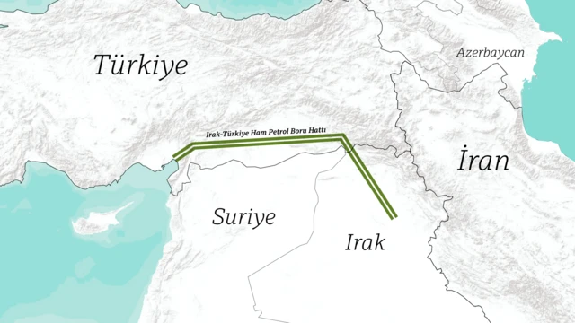 Türkiye, Suriye, Irak, İran ve Azerbaycan'ın olduğu bir harita. Irak'tan Türkiye'ye doğru Suriye'yi kesmeyen yeşil bir çizgi Türkiye ve Irak arasındaki boru hattını gösteriyor. 