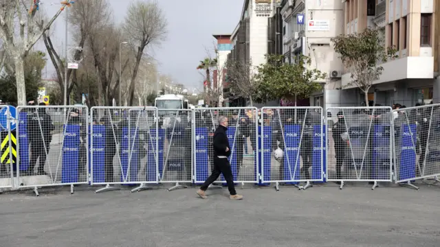 پلیس ضد شورش ترکیه پس از بازداشت شهردار استانبول، خیابانی در نزدیکی اداره پلیس را مسدود کرده است