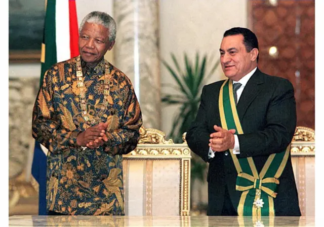 جنوبی افریقہ کے صدر نیلسن منڈیلا کو 21 اکتوبر 1997 کو قاہرہ میں مصر کا اعلیٰ ترین اعزاز دیا گیا