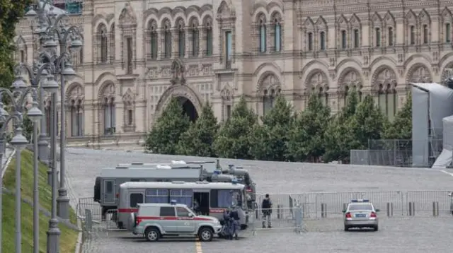 Igipolisi kiracungereye amayira yinjira mu kibanza c'imisi mikuru, kizwi nka Place Rouce/Red Square i Moscou