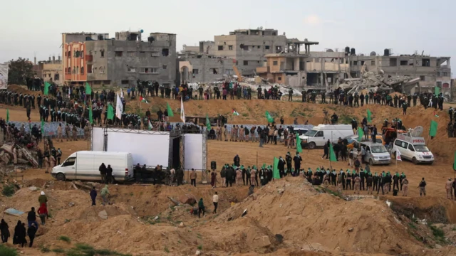 جانب من تسليم الرهائن في غزة.