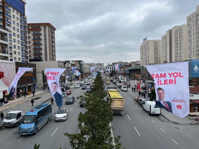 Esenyurt sokaklarındaki, CHP'ye ait seçim kampanyası pankartları 