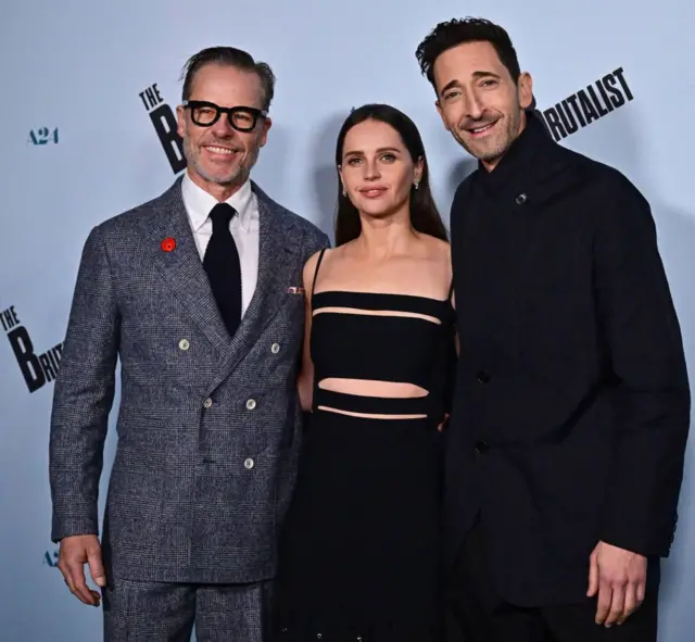 La actriz Felicity Jones y el actor Adrien Brody