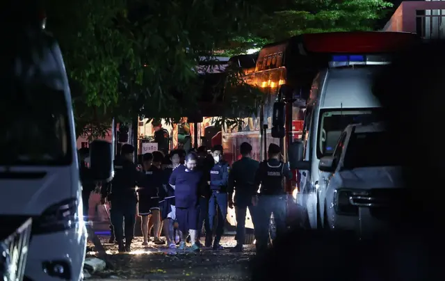 캄보디아 당국의 범죄단지 단속으로 적발돼 현지 유치장에 구금됐던 한국인들이 17일(현지시간) 캄보디아 프놈펜 이민청에서 태초국제공항으로 이동을 위해 버스를 탑승하고 있다