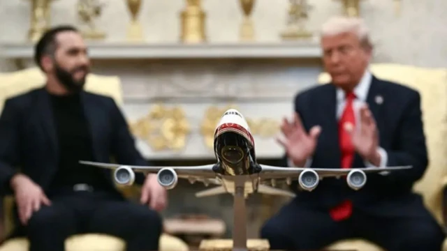 Модель самолета. На заднем плане Дональд Трамп