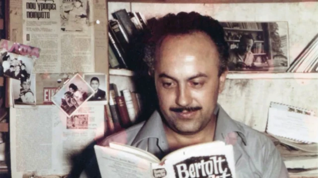 Stavros Melissinos kitap okurken