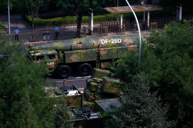 Военная машина перевозит баллистическую ракету DF-26D по площади Тяньаньмэнь во время военного парада 3 сентября 2025 года.