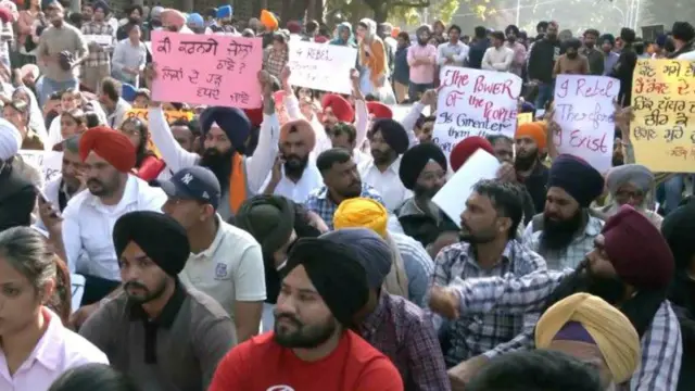 पंजाब विश्वविद्यालय के छात्रों के समर्थन में शामिल एक किसान संगठन के सदस्य धरने पर बैठे हुए