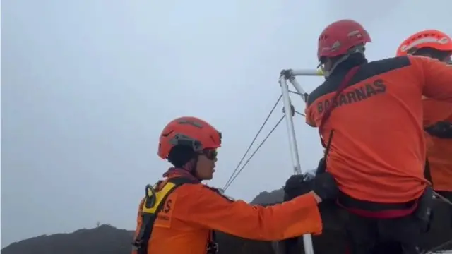 Tim SAR sedang melakukan evakuasi pendaki asal Brasil, Juliana Marins dengan sistem lifting (korban diangkat ke atas).