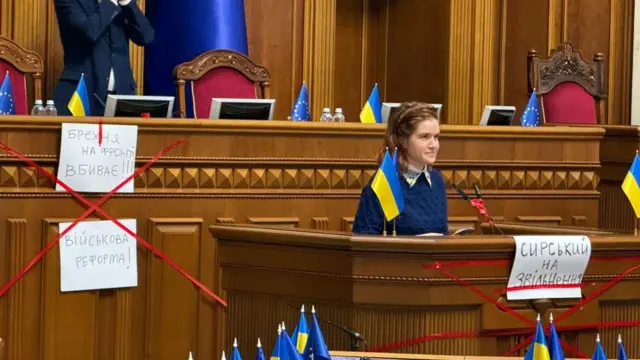 Колишня "слуга народу", а нині позафракційна Мар'яна Безугла та її плакати, 16 грудня 2025 року, Верховна Рада