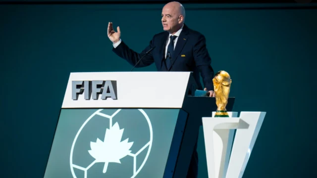 رئيس الفيفا، جياني إنفانتينو، يتحدث في حفل قرعة كأس العالم 2026 وبجواره كأس العالم