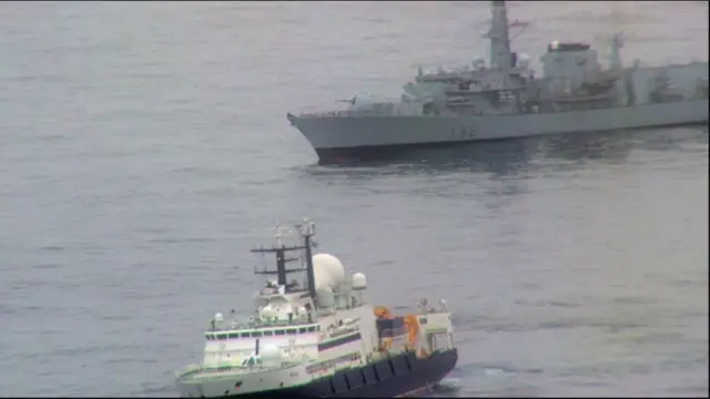 Wasaaradda difaaca ee Britain ayaa la wadaagtay sawirada markabka Yantar oo ay ku daba jiraan ciidamada badda ee boqortooyada.
