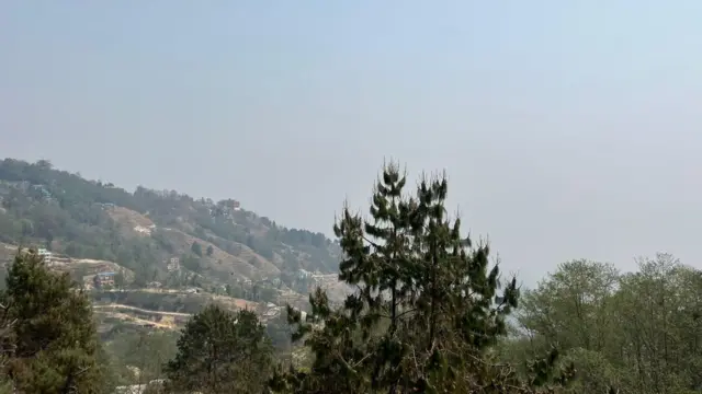 최근에 같은 지점을 찾아가 희말라야 산맥 방향으로 사진을 찍었지만, 대기 오염으로 산맥을 보기 힘들었다