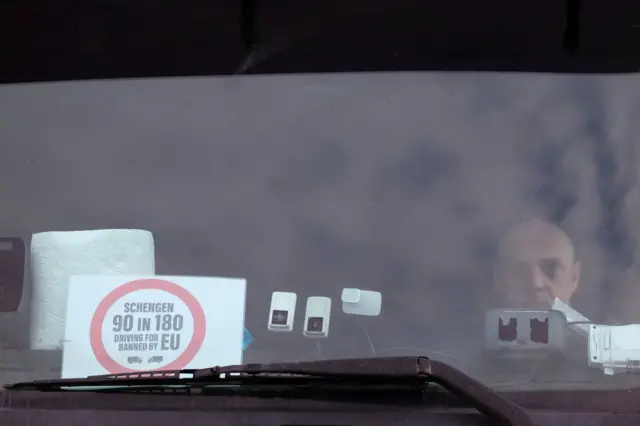 muškarac u kamionu na kome je znak Šengen 90 u 180. Vozimo za EU, EU nas zabranjuje