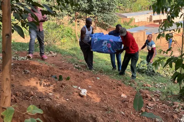 B﻿agaragaza n'abandi bagabo bagiye guhamba imbwa yapfuye