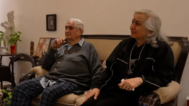 डॉक्टर इंदिरा तनेजा और उनके पति इंजीनियर ओम तनेजा अमेरिका में 40 साल से अधिक काम करने के बाद भारत लौटे थे. अब वो फिर से वापस लौटना चाहते हैं