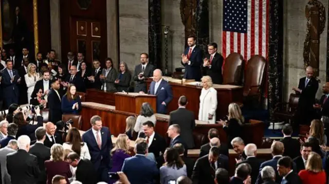 د بریتانيا پاچا کانګرېس ته وینا کوي