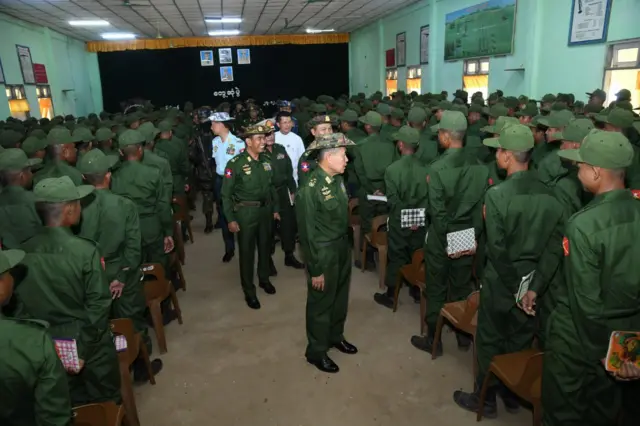 ၂၀၂၄ ခုနှစ် ဒီဇင်ဘာလကုန်ပိုင်းမှာ ပုသိမ်က ပြည်သူ့စစ်မှုထမ်းတွေနဲ့ တွေ့ဆုံနေတဲ့ ဒုတိယ ဗိုလ်ချုပ်မှူးကြီး စိုးဝင်း