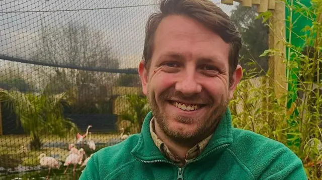 Retrato de Ryan Shorter en su zoológico en Inglaterra