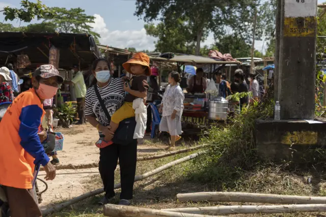 กลุ่มผู้ที่ได้รับผลกระทบจากการสร้างเขื่อนสิริธรบางส่วนยังคงปักหลักเรียกร้องการชดเชยเยียวยา