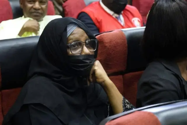 Hajiya Asabe tana sanye da baƙaƙen kaya inda ta lulluɓe rabin fuskarta.