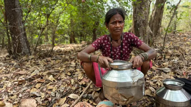 श्रावणीसारख्याच संगीता आणि चंद्रीका पारधी या तरूण पण लग्न होऊन या गावात आलेल्या महिला, त्यांच्या वाट्याला अगदी गरोदरपणातही हा संघर्ष चुकलेला नाही.