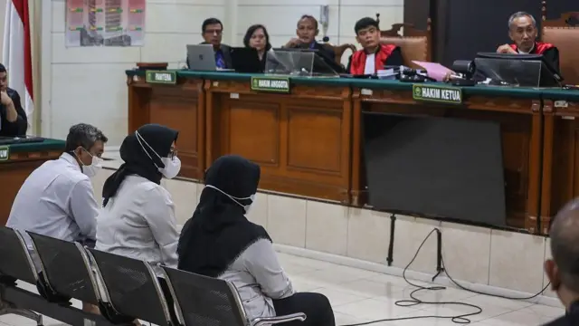 Tiga terdakwa kasus pemerasan terhadap mahasiswa Program Pendidikan Dokter Spesialis Anastesi (PPDS) Universitas Diponegoro (Undip), Taufik Eko Nugroho (kiri), Zara Yupita Azra (kedua kiri), dan Sri Maryani (ketiga kiri) menjalani sidang putusan di Pengadilan Negeri Kota Semarang, Jawa Tengah, Rabu (1/10/2025).