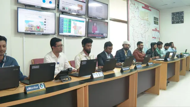 নির্বাচন কমিশনের আইন শৃঙ্খলা সমন্বয় সেলে কাজ করছে কর্মকর্তারা